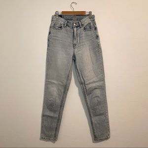 American Eagle light wash mom jeans. Size 00